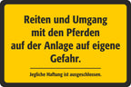 Hinweisschild »Reiten und Umgang mit den Pferden auf der Anlage auf eigene Gefahr.«