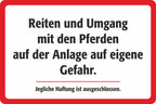 Hinweisschild »Reiten und Umgang mit den Pferden auf der Anlage auf eigene Gefahr.« – Ansicht Reiten-auf-eigene-Gefahr 302x202mm Rot